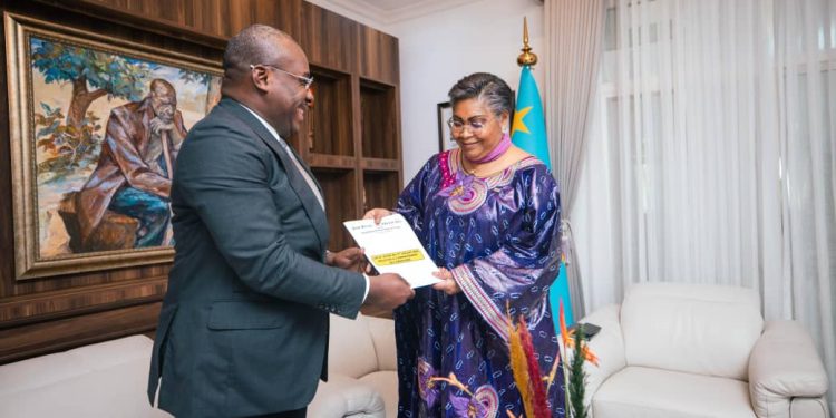 RDC : Judith Suminwa reçoit de Guy Loando les réformes de l’amenagement du territoire