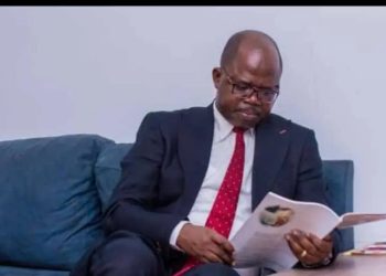 Assemblée nationale : À l’absence de ses collègues, le premier vice-président Jean-Claude Tshilumbayi réceptionne la pétition contre son propre bureau