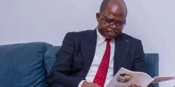 Assemblée nationale : À l’absence de ses collègues, le premier vice-président Jean-Claude Tshilumbayi réceptionne la pétition contre son propre bureau