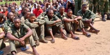 Maï-Ndombe : Sept rebelles Mobondo arrêtés et des armes saisies par l’armée à Kwamouth