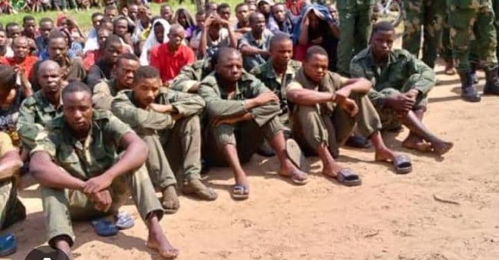 Maï-Ndombe : Sept rebelles Mobondo arrêtés et des armes saisies par l’armée à Kwamouth