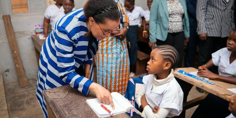 Rentrée scolaire 2025-2026 : « Les pratiques de la levée du drapeau et la récitation du serment du citoyen sont de vigueur dans toutes les écoles » (ministre Raissa MALU)