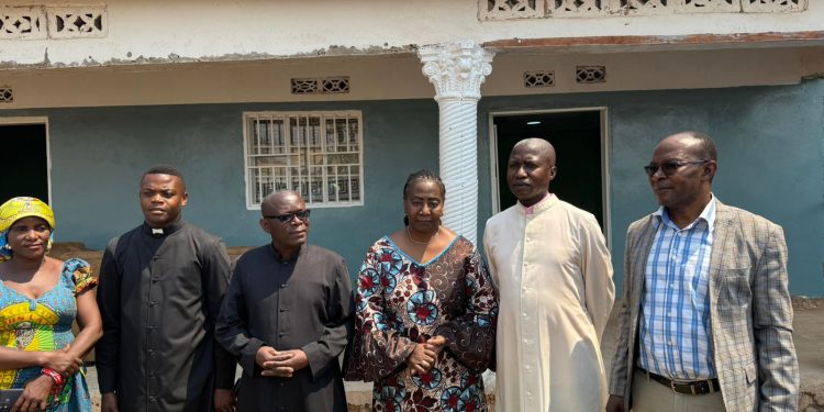 Lualaba : L’honorable princesse Dominique Munongo Inamizi inaugure la cure de la paroisse St Joseph de Kakanda construite sur fonds propres