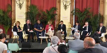 Table ronde internationale à paris: Daniel Bumba relève les inégalités d’accès à l’eau potable et à l’électricité à Kinshasa