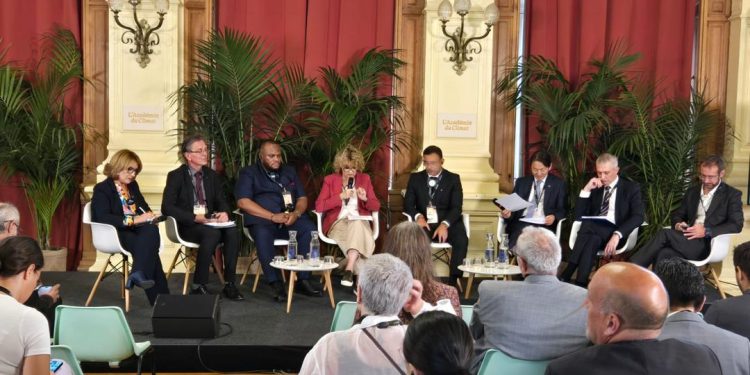 Table ronde internationale à paris: Daniel Bumba relève les inégalités d’accès à l’eau potable et à l’électricité à Kinshasa