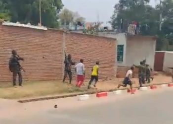 Tensions à Uvira : l’armée disperse une foule des manifestants tentant d’attaquer la résidence du général Gasita