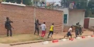 Tensions à Uvira : l’armée disperse une foule des manifestants tentant d’attaquer la résidence du général Gasita