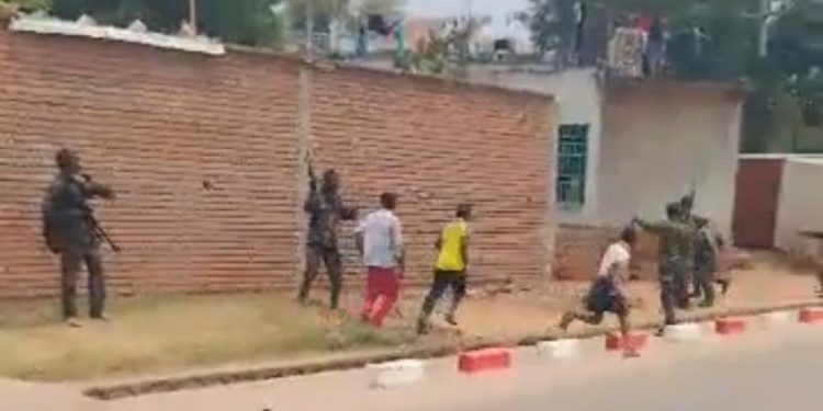 Tensions à Uvira : l’armée disperse une foule des manifestants tentant d’attaquer la résidence du général Gasita