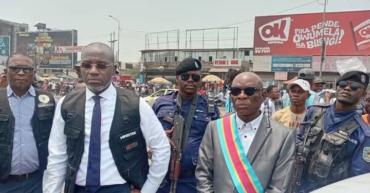 Kinshasa : Le gouvernement provincial annonce de fortes amendes pour le stationnement interdit et l’occupation illégale de la voie publique