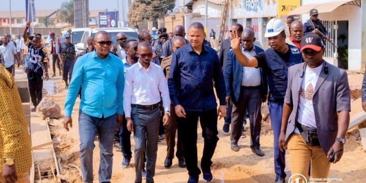 Haut-Katanga : le gouverneur Martin Kazembe Shula satisfait de l’évolution des chantiers routiers de Lubumbashi