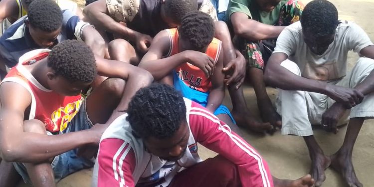 Kongo Central : Dix-neuf présumés criminels arrêtés et présentés au Conseil local de sécurité à Muanda