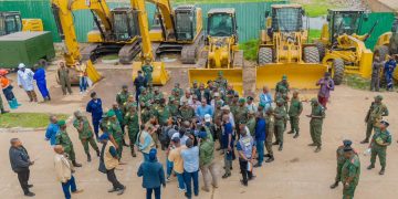 Lutte contre les inondations à Kinshasa : le ministre des Infrastructures installe une brigade du Génie militaire pour le curage permanent de la rivière Makelele