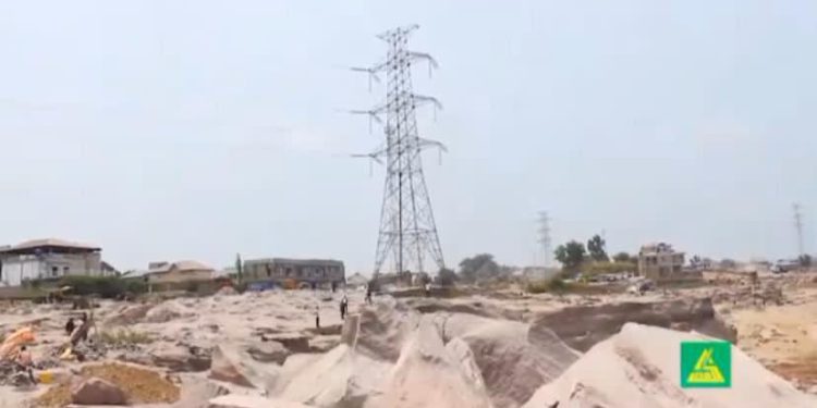 Kinshasa : Le pylône 156 de la ligne haute tension Zongo-Kinsuka menacé d’effondrement à cause de l’exploitation artisanale de pierres ( Document)