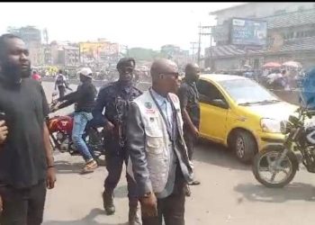 Lutte contre les embouteillages : Le bourgmestre de la commune de Kinshasa sensibilise les conducteurs de taxis et taxis-motos contre le mauvais stationnement