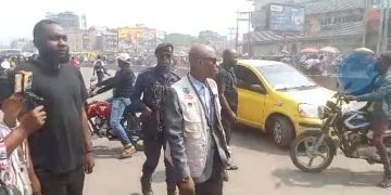 Lutte contre les embouteillages : Le bourgmestre de la commune de Kinshasa sensibilise les conducteurs de taxis et taxis-motos contre le mauvais stationnement