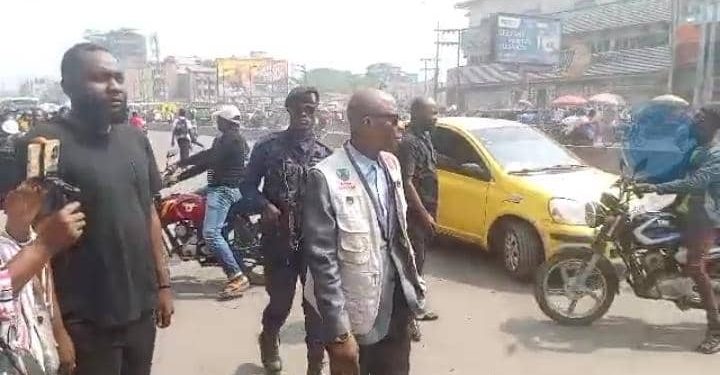 Lutte contre les embouteillages : Le bourgmestre de la commune de Kinshasa sensibilise les conducteurs de taxis et taxis-motos contre le mauvais stationnement