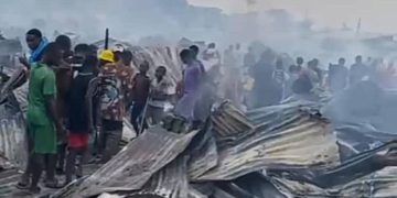 Incendie dévastateur au Camp Kabila à Kinshasa : plus d&rsquo;une centaine de maisons détruites, le gouvernement promet une aide immédiate