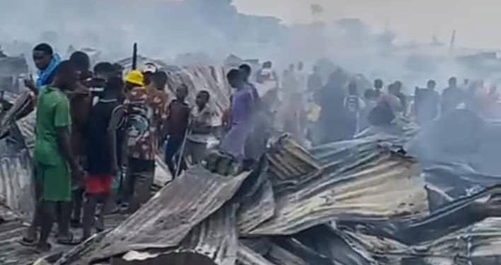 Incendie dévastateur au Camp Kabila à Kinshasa : plus d’une centaine de maisons détruites, le gouvernement promet une aide immédiate
