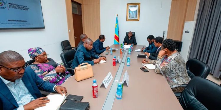 Kinshasa : le gouvernement annonce le déploiement des unités mixtes PNC-FARDC pour fluidifier le trafic routier
