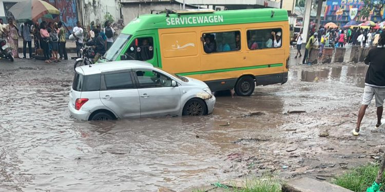 Kinshasa : Les avenues Kabambare et Bokasa, piégées par la boue et les inondations, paralysent la circulation à Barumbu