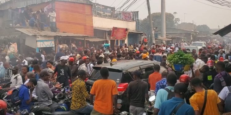 Kinshasa : L’abandon sur la chaussée des matériaux de construction à la base d’un accident de circulation mortel à Pompage
