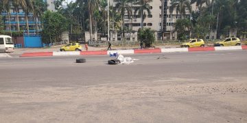 Kinshasa : Un corps sans vie abandonné sur le boulevard du 30 juin à la suite d’un accident de la route