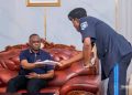 Kasaï-Oriental : le nouveau Chef d’antenne provinciale de l’Inspection générale de la Police présente sa mission au gouverneur Mbwebwa