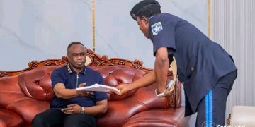 Kasaï-Oriental : le nouveau Chef d’antenne provinciale de l’Inspection générale de la Police présente sa mission au gouverneur Mbwebwa