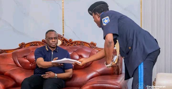 Kasaï-Oriental : le nouveau Chef d’antenne provinciale de l’Inspection générale de la Police présente sa mission au gouverneur Mbwebwa