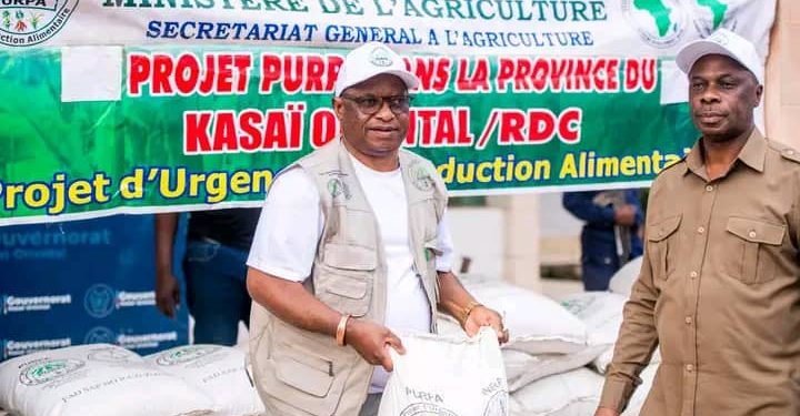 Kasaï-Oriental : le gouverneur remet des semences aux agri-multiplicateurs pour renforcer la sécurité alimentaire