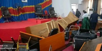 Crise à l&rsquo;Assemblée provinciale du Kongo-central : après bagarre, la séance délocalisée à la Mairie pour traiter les pétitions contre les membres du bureau