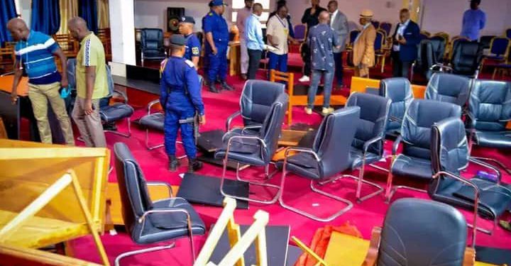 Kongo-Central : Le président du bureau d’âge de l’Assemblée provinciale promet de punir sévèrement les auteurs des dégâts causés lors des échauffourées du 6 octobre
