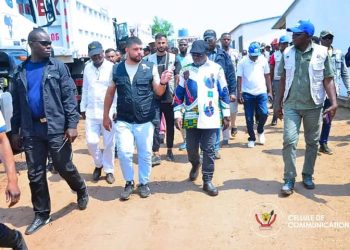 Kasai : le Gouverneur Crispin Mukendi inspecte plusieurs chantiers d’infrastructures en cours d’exécution à Tshikapa