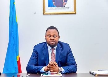 Kinshasa : Samuel Mbemba dénonce le traitement “dégradant” infligé à une présumée braqueuse de la Rawbank Victoire