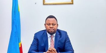 Kinshasa : Samuel Mbemba dénonce le traitement “dégradant” infligé à une présumée braqueuse de la Rawbank Victoire