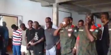 Braquage de la Rawbank : le commandant de bataillon de la police militaire et sept militaires poursuivis pour traitements inhumains