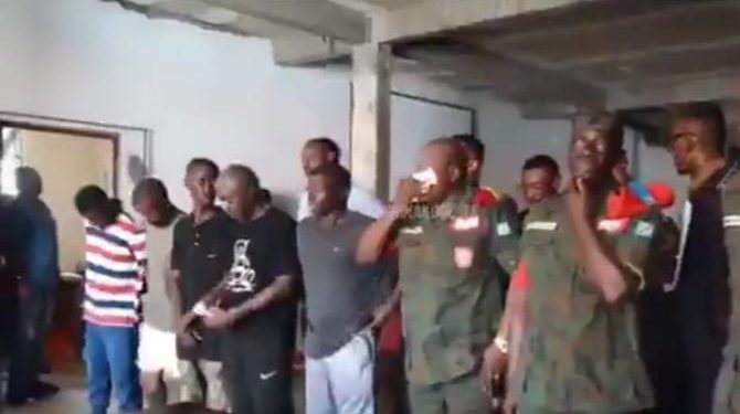 Braquage de la Rawbank : le commandant de bataillon de la police militaire et sept militaires poursuivis pour traitements inhumains