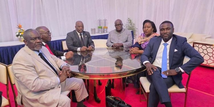 Interpellations de Seth Kikuni et Théophile Mbemba : le mouvement « Sauvons la RDC » accuse le pouvoir de persécuter l’opposition politique