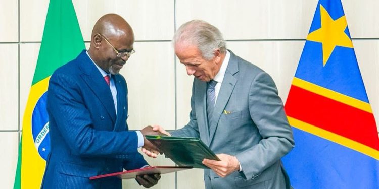 Coopération RDC-Brésil : Guy Muadiamvita paraphe un accord pour la formation spécialisée et l’équipement des FARDC
