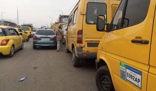 Kinshasa : toutes les structures privées interdites de percevoir les taxes de stationnement et l’argent dans les parkings jusqu’à nouvel ordre ( gouvernement provincial)
