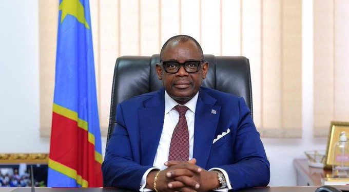 Lualaba : après avoir survécu à un crash, Louis Watum préside une réunion au tour de l’éboulement à Mulondo