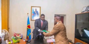 Kasai-Oriental : le gouverneur Mbwebwa soumet le projet d’édit budgétaire 2025-2026 à l’assemblée provinciale