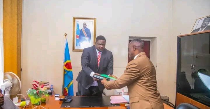 Kasai-Oriental : le gouverneur Mbwebwa soumet le projet d’édit budgétaire 2025-2026 à l’assemblée provinciale