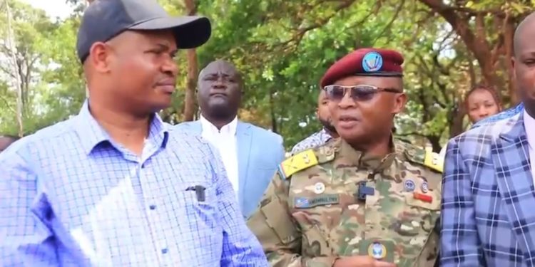 Embouteillages au péage de Kimbembe : le gouverneur intérimaire Martin Kazembe ordonne à la GR de déloger les services non essentiels