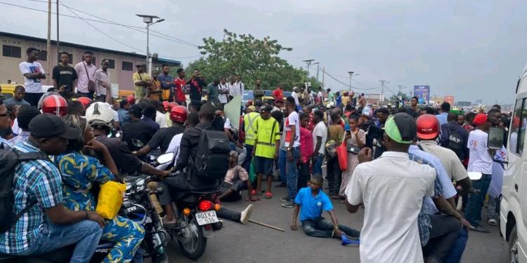 Kinshasa : Un motard a été fusillé par un militaire sur le boulevard Lumumba pour incivisme routier