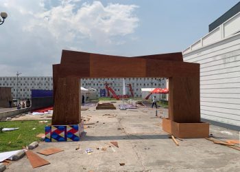 Village des opportunités au Stade Tata Raphael : plusieurs stands d’exposition en cours de montage