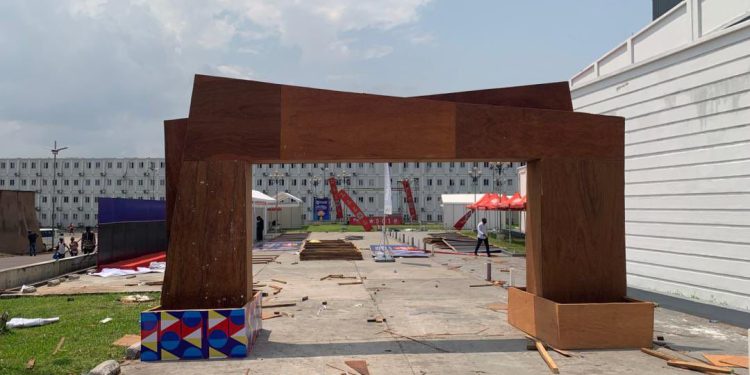 Village des opportunités au Stade Tata Raphael : plusieurs stands d’exposition en cours de montage