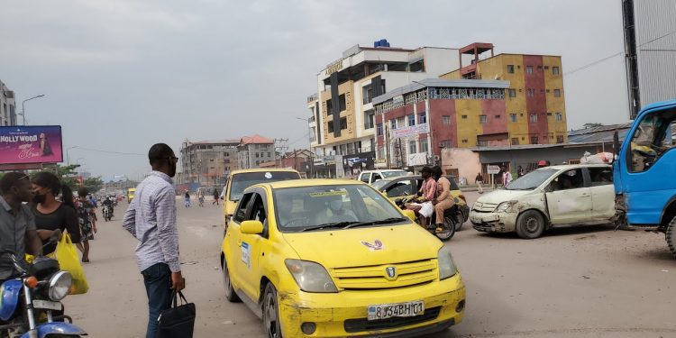 Réactions mitigées à Kinshasa par la population kinoise : Espoir et prudence après l’accord de paix RDC-Rwanda