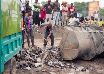 Kinshasa: face à une insalubrité sévère , le gouverneur Daniel Bumba poursuit son opération » Salongo obligatoire »