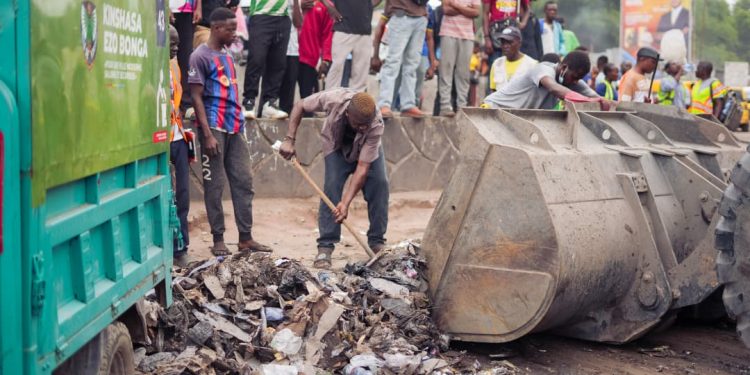 Kinshasa: face à une insalubrité sévère , le gouverneur Daniel Bumba poursuit son opération » Salongo obligatoire »